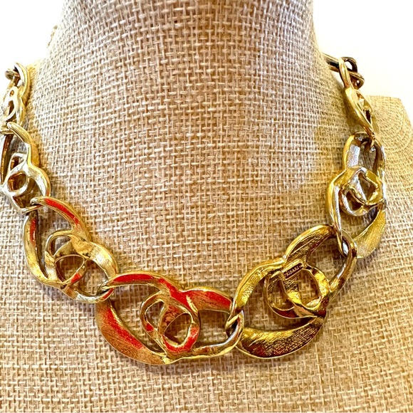 Trifari Chunky Collar Chain Statement Necklace Gold Tone w/ black enamel details - Picture 6 of 9